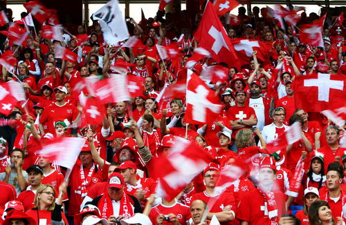 关于瑞士队备战国家队友谊赛士气高涨的信息