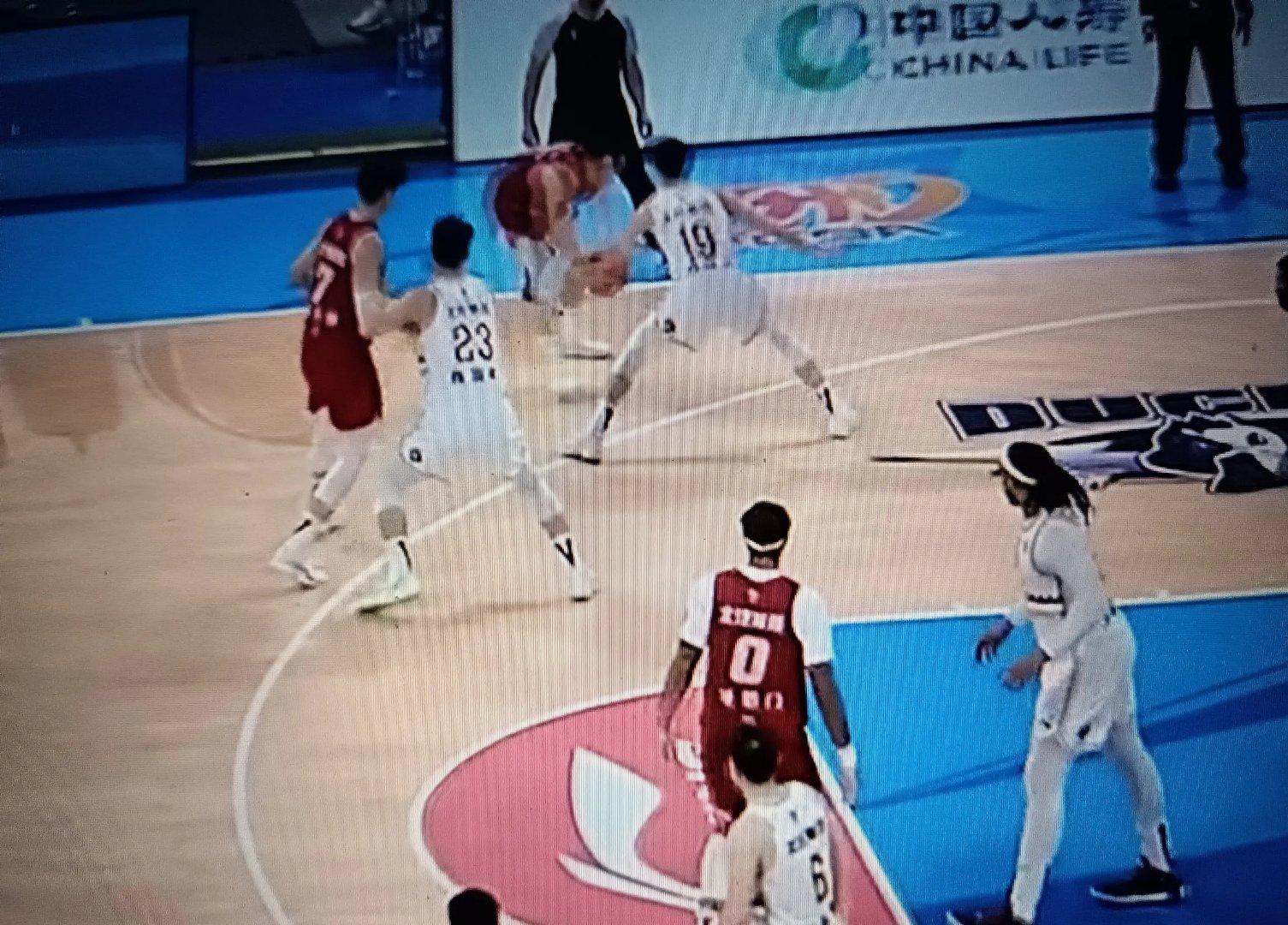 巅峰对决势均力敌,双方打出精彩比赛 巅峰对决势均力敌,双方打出精彩比赛