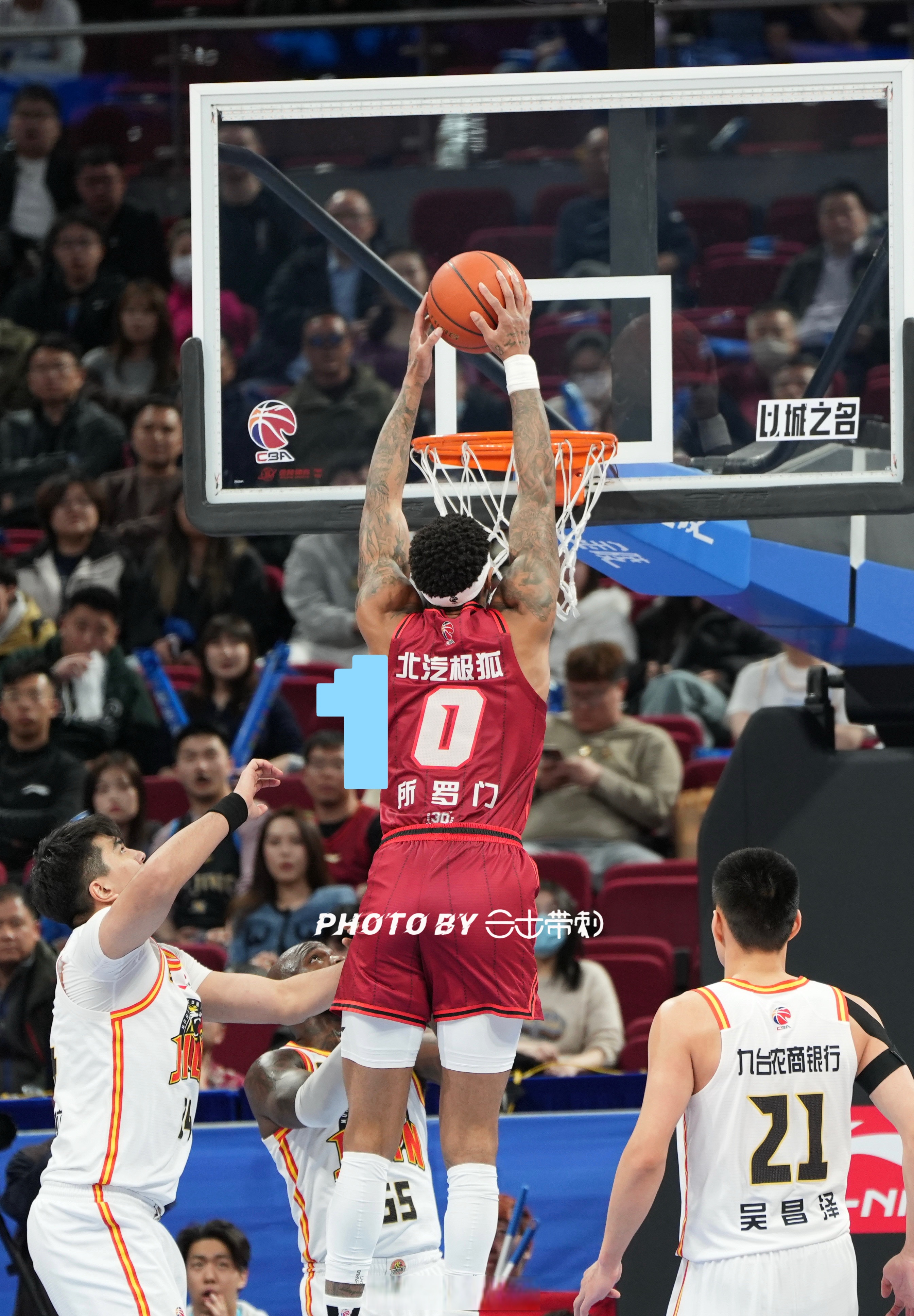 北京男篮连胜迎来十连胜,击败山东队稳居榜首 北京男篮连胜迎来十连胜,击败山东队稳居榜首