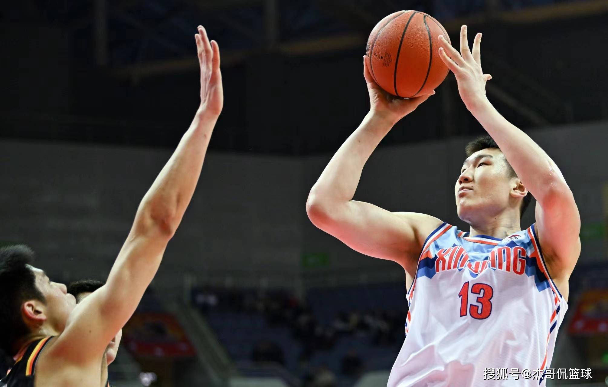 新疆男篮在比赛中发挥出色，实现了胜利