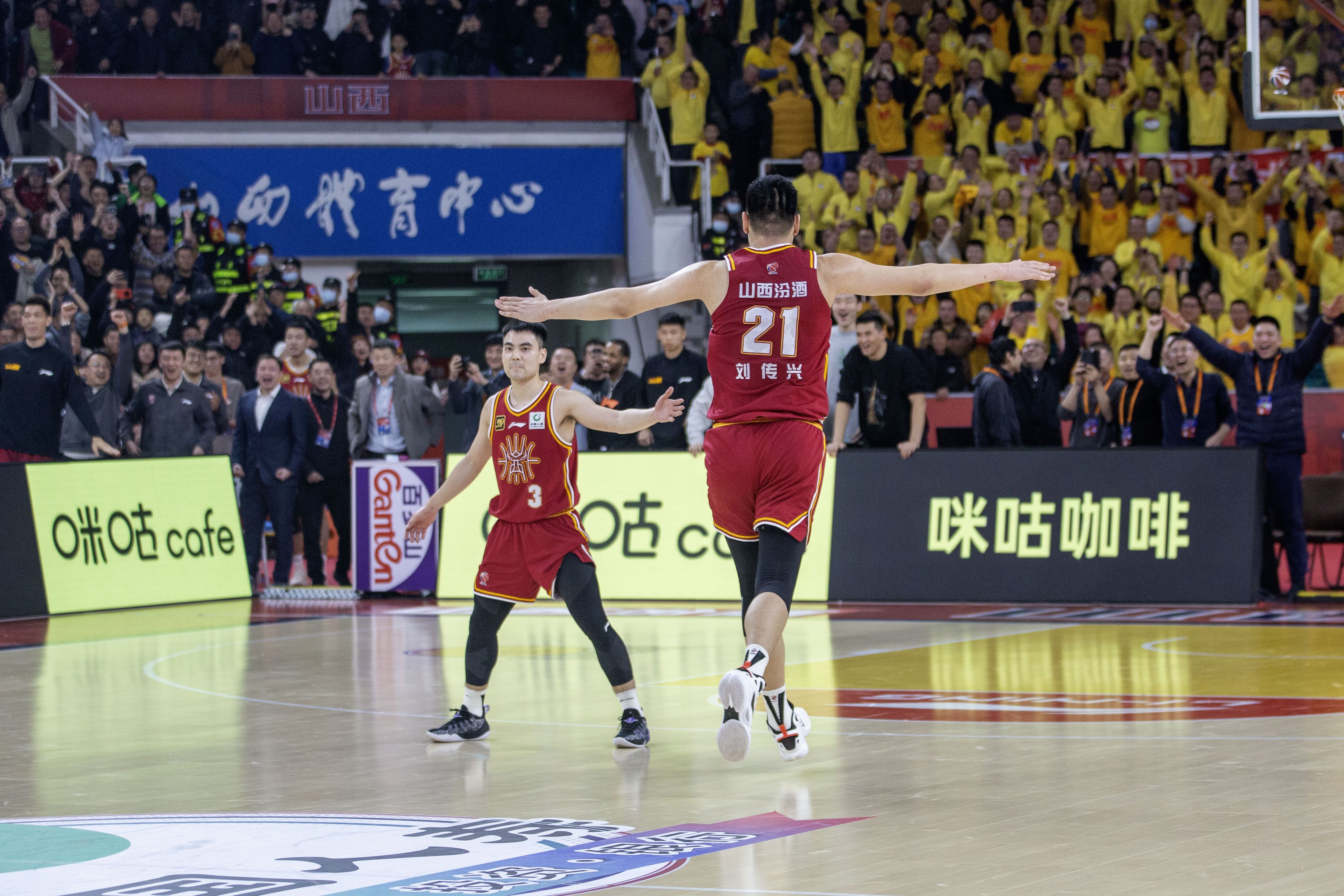 新疆男篮在比赛中发挥出色，实现了胜利