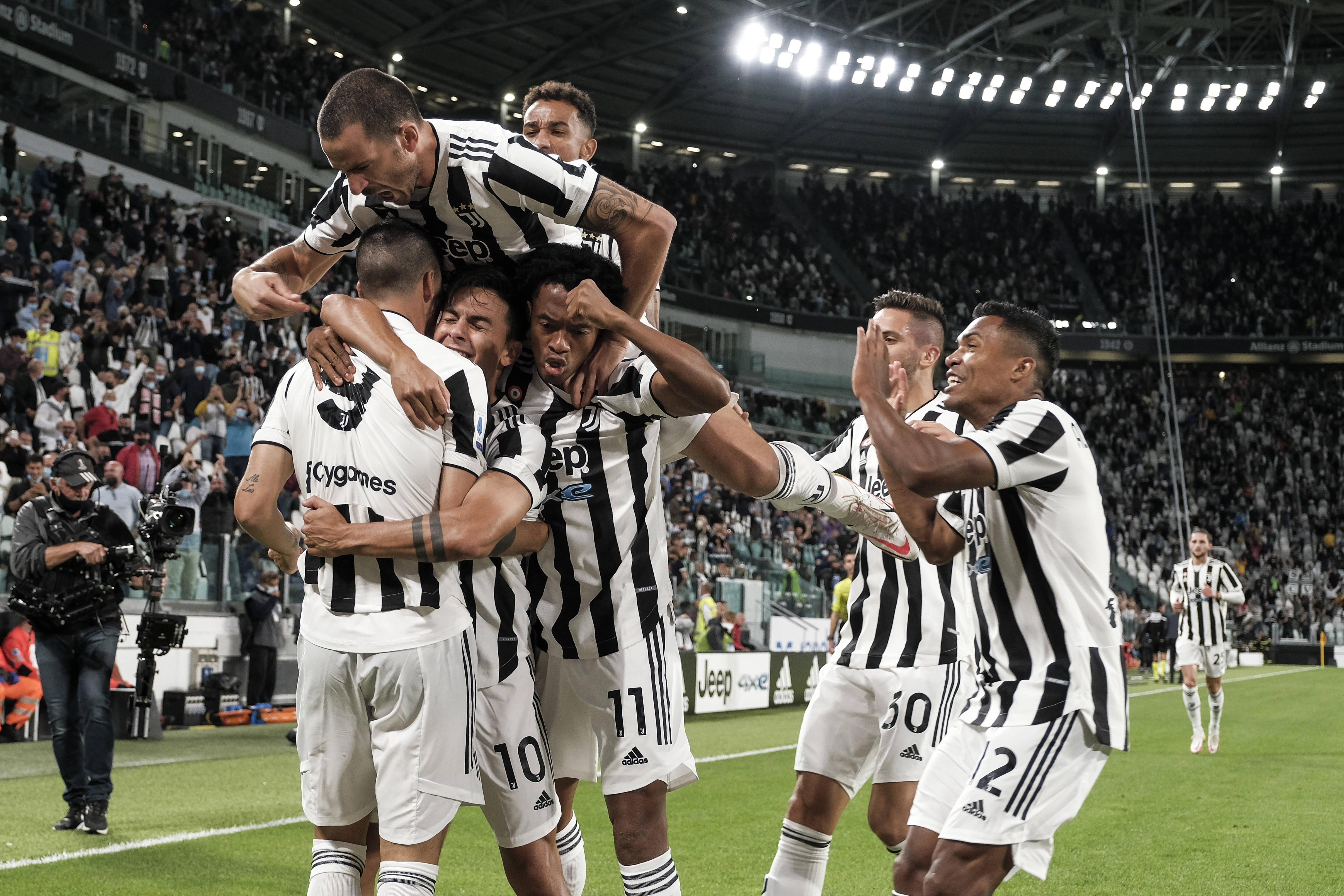 尤文图斯与那不勒斯上演焦点战役! 尤文图斯与那不勒斯上演焦点战役!