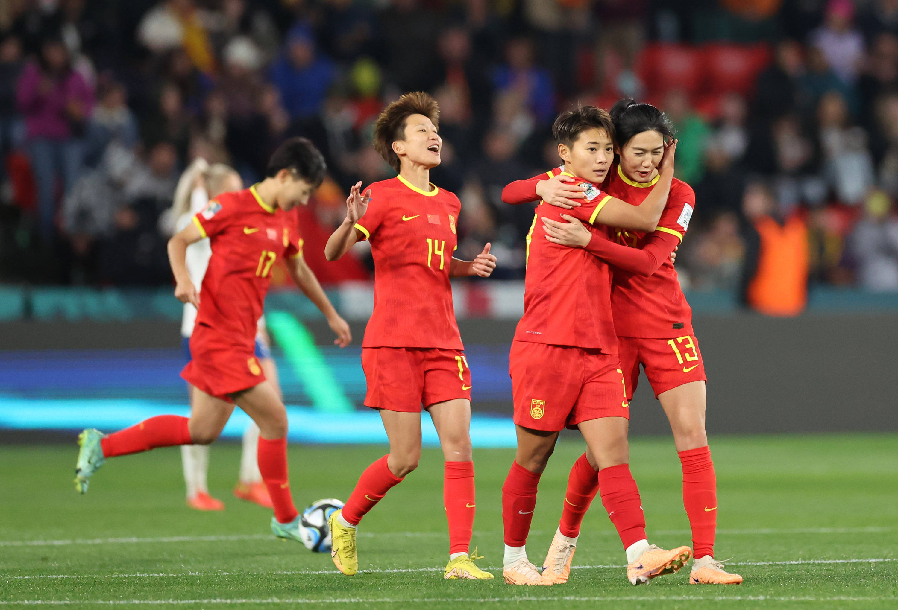 中国女足运动员战胜强劲对手夺得胜利 中国女足运动员战胜强劲对手夺得胜利
