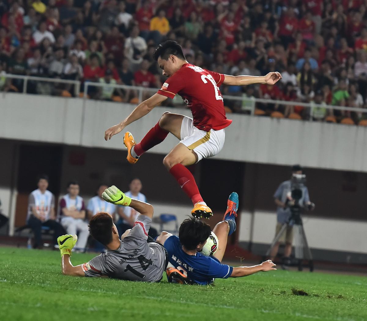 足球比赛中的意外事件引发球迷争议 足球比赛中的意外事件引发球迷争议