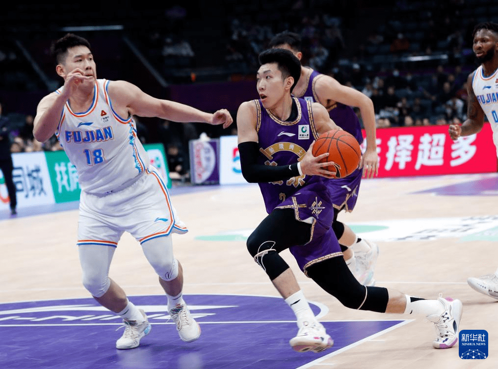 职业联赛中球员的突破运球技术较量 职业联赛中球员的突破运球技术较量