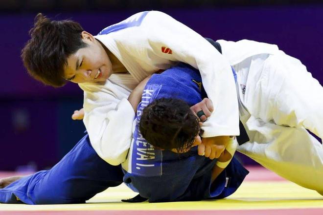 柔道选手搏击擂台,勇夺金牌 柔道选手搏击擂台,勇夺金牌