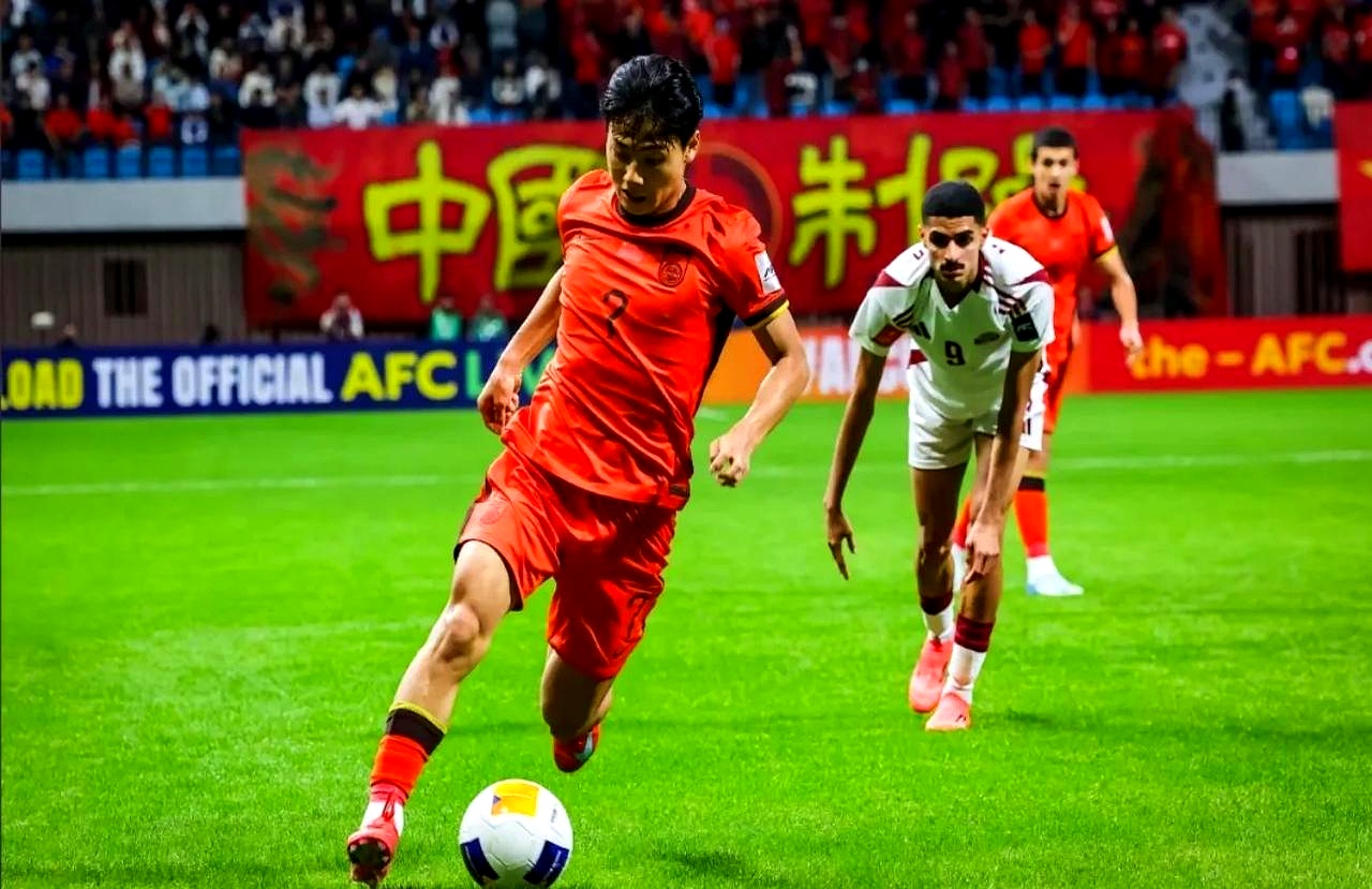 紧张对决中,球员展现出色表现,引发球迷狂热 紧张对决中,球员展现出色表现,引发球迷狂热