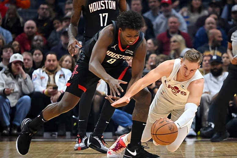 紧张对决中,球员展现出色表现,引发球迷狂热 紧张对决中,球员展现出色表现,引发球迷狂热